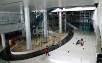 Sejumlah pekerja merampungkan renovasi bandara di Balikpapan tersebut.