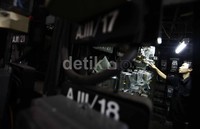 Petugas memeriksa meteran PLN di Rusun Benhil, Jakarta. Menurut Menteri ESDM Jero Wacik, kenaikan itu merupakan tahapan akhir cicilan dari total kenaikan tarif listrik sebesar 15 persen.