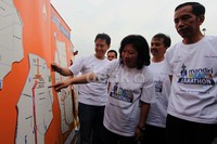     Gubernur DKI Jakarta Joko Widodo bersama Direktur Utama Bank Mandiri Budi G Sadikin, Menparekraf Mari Elka Pangestu, Menpora Roy Suryo dan Ketua Pelaksana Sapta Nirwandar melihat rute pelaksanaan Mandiri Jakarta Marathon 2013 di Lapangan Monas, Jakarta, Senin (30/9/2013).