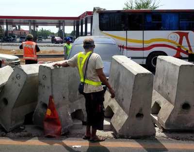 Sopir Ngantuk, Xenia Hitam Tabrak Pembatas Jalan di KM 26.500