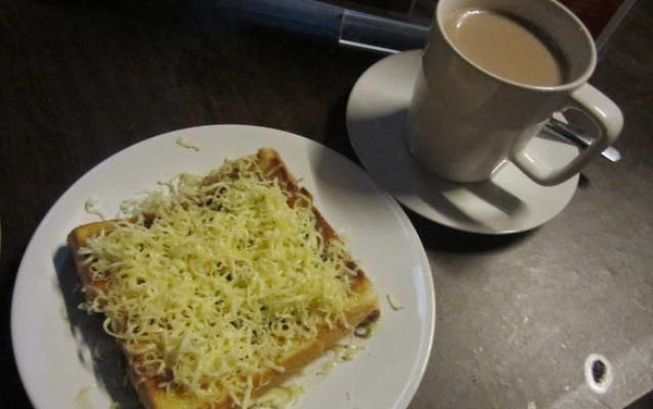 Menyesap Hot Chocolate Plus Roti Bakar Cokelat Keju di Warkop Junko