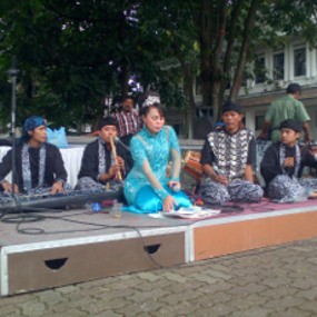 Alunan Kacapi Suling di Balkot Bandung Temani PNS Bekerja