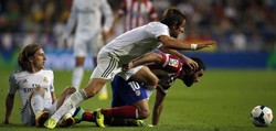 Fabio Coentrao mengawal ketat Arda Turan. REUTERS/Javier Barbancho.