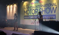 Once mengatakan kendaraan adalah tanda kemajuan zaman. Mobil tahun 1960-an berbeda dengan mobil tahun 1980an.