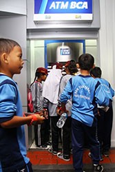 Bakti BCA Ajak 500 Siswa SD Berkunjung ke Minibank BCA di Kidzania
