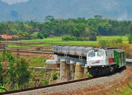 Mobil Pikap Rombongan Haji Tertabrak Kereta di Indramayu, 13 Orang Tewas