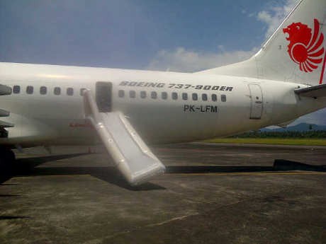 Lion Air Sempat Mengalami Kerusakan Sehari Sebelum Insiden Pintu Darurat Lion Air Sempat Mengalami Kerusakan Sehari Sebelum Insiden Pintu Darurat