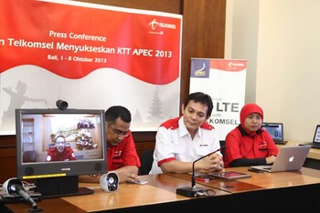     Direktur Network Telkomsel Abdus Somad Arief (on screen), VP ICT Network Management Telkomsel Area Jawa Bali Ronny Arnaz, VP Technology & System Telkomsel Ivan C. Permana, dan VP Network Operation Management Telkomsel Juanita Erawati saat melakukan video conference kesiapan jaringan 4G LTE Telkomsel dalam menghadapi KTT APEC 2013, di TTC Renon Denpasar.