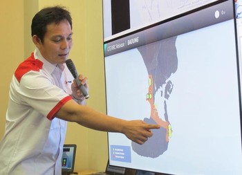 VP Technology & System Telkomsel Ivan C. Permana saat menjelaskan coverage layanan 4G LTE Telkomsel yang tersebar dari area bandara Ngurah Rai, Kuta, sampai Nusa Dua.