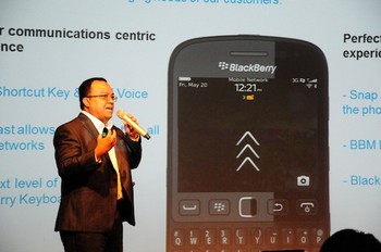 Di ponsel ini, BBM masih menjadi andalan dengan fitur seperti BBM Voice yang memungkinkan untuk ngobrol gratis melalui jaringan Wi-Fi. Versi terbaru BBM ini, juga akan dilengkapi dengan BBM Channels yang bisa diunduh melalui BlackBerry World.