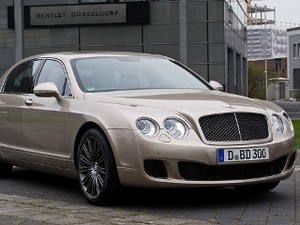 Ouch, Jari Wanita Ini Cedera Kejepit Pintu Otomatis Bentley