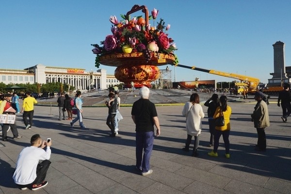 Monumen vas buah di Lapangan Tiananmen (South China Morning Post) Monumen vas buah di Lapangan Tiananmen (South China Morning Post)