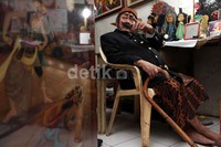 Harapan seniman yang kini berusia 80 tahun ini bisa duduk nyaman saat membuat artwork (gambar) buku anak-anak tentang wayang orang dan wayang kulit.