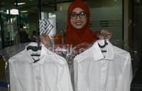Sefti Sanustika membawa beberapa baju untuk Fathanah. Lamhot Aritonang/detikFoto.