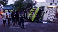 Truk yang terguling itu bernopol B 9094 SFU.