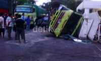 Akibat peristiwa tersebut isi muatan terbuang ke selokan.