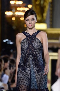 Lenggak-lenggok Miranda Kerr di catwalk. Pascal Le Segretain/Getty Images.