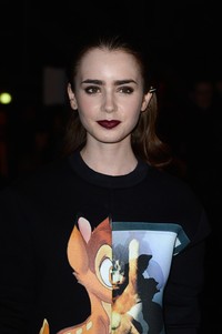 Dengan polesan lipstik berwarna gelap, Lily Collins terlihat jauh lebih dewasa. Pascal Le Segretain/Getty Images.