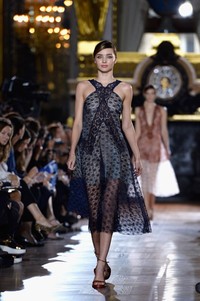 Model cantik berusia 30 tahun ini tampil mengenakan navy lace dress dari desainer asal Inggris Stella McCartney. Pascal Le Segretain/Getty Images.