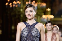 Miranda tampak semakin mempesona dengan matanya yang biru. Pascal Le Segretain/Getty Images.