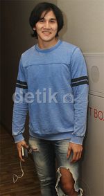 Tampil Santai, Vino G Bastian Makin Keren