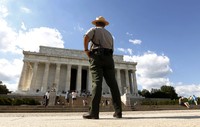 Petugas berjaga di depan Lincoln Memorial. Pasca penutupan itu sejumlah tempat wisata popule di akan ditutup, salah satunya Lincoln Memorial. Reuters/Kevin Lamarque