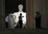 Dua orang petugas keamanan berjaga di Lincoln Memorial. Akibat belum disetujuinya anggaran ini, sekitar 800 ribu pekerja pemerintah akan dirumahkan. Reuters/Jason Reed.