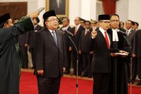 Wamenkeu Bambang Brodjonegoro (kiri) dan Kepala BKPM Mahendra Siregar (kanan) disumpah. (Setpres).