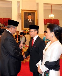 Presiden SBY memberikan selamat kepada Kepala BKPM Mahendra Siregar. (Setpres).