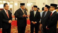 Presiden SBY yang didampingi Ketua DPD Irman Gusman serta Wapres Boediono berbincang dengan Mahendra Siregar dan Bambang Brodjonegoro seusai pelantikan. (Setpres).