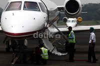 Para teknisi melakukan perawat sebuah pesawat jet milik pengusaha Indonesia.