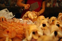 Normalnya harga daging ayam hanya berkisar antara Rp 28.000-30.000/kg.