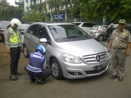 Parkir Sembarangan Jl Pattimura, Mercy Dicabut Pentilnya 