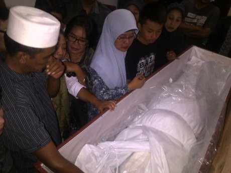 Ibunda Buka Suara Soal Kehidupan Holly di Jakarta