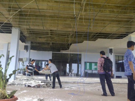 Plafon Teras Kantor Ambrol, Anggota DPRD Kepri Protes