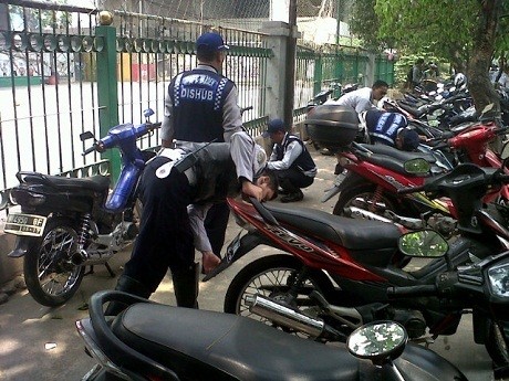 Tak Cuma Cabut Pentil, Tukang Parkir Ilegal Juga Akan Ditindak