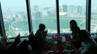 Sesuai namanya, restoran tersebut bisa berputar 360 derajat. Cukup duduk manis di kursi, Anda bisa merasakan sensasi bersantap sambil menikmati pemandangan Kota Macau yang megah dari semua sudut (Herianto/detikTravel)