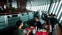 Minggu lalu detikTravel berkunjung ke restoran tersebut atas undangan Macau Government Tourist Office. 360 Cafe berada di lantai 60 Macau Tower. Pengunjung bisa mencapainya dengan menaiki lift super cepat dari bawah gedung (Herianto/detikTravel)