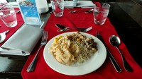 Restoran yang berada di ketinggian 223 meter itu menyajikan berbagai hidangan prasmanan lezat. Anda bisa mencicipi berbagai kuliner ala Eropa, China, India, dan lain-lain hingga puas (Herianto/detikTravel)
