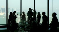 Sambil bersantap pengunjung di restoran itu juga bisa melihat aksi orang-orang yang melakukan bungee jumping dari lantai 61. Bungee jumping di Macau Tower hingga saat ini masih tercatat sebagai yang tertinggi di dunia (Herianto/detikTravel)