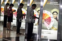 Dengan keputusan UNESCO itu, pemerintah pun menetapkan 2 Oktober sebagai hari batik nasional.