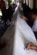 Siswa SMA Membatik Massal di Hari Batik