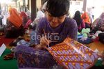 Siswa SMA Membatik Massal di Hari Batik