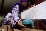 Siswa SMA Membatik Massal di Hari Batik
