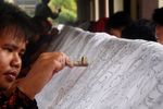 Siswa SMA Membatik Massal di Hari Batik
