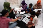 Ramaikan Hari Batik Warga Membatik