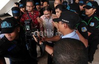 Direktur Utama Bank Mutiara Sukoriyanto Saputro, dijaga ketat oleh petugas Pamdal DPR, usai mengikuti rapat dengan Timwas Century DPR, Menkeu, Ketua Dewan Komisioner LPS, dan Forum Nasabah Bank Century.