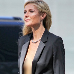 Kenakan Blazer, Gwyneth Paltrow Seksi Tanpa Bra