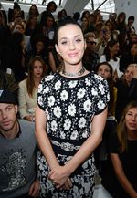 Katy Perry Cantik Berbunga