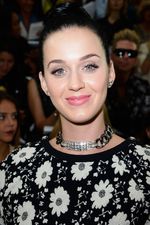 Katy Perry Cantik Berbunga